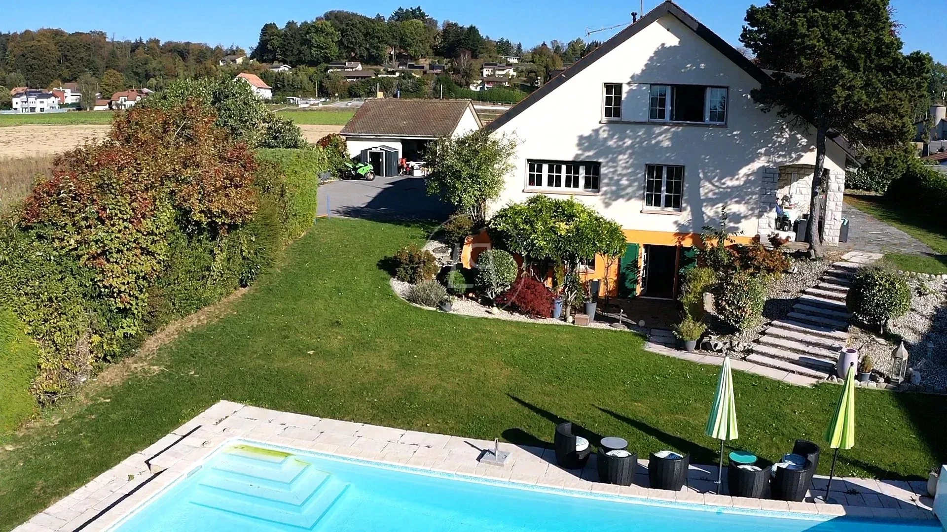 Außenansicht eines Hauses mit Pool und Garten