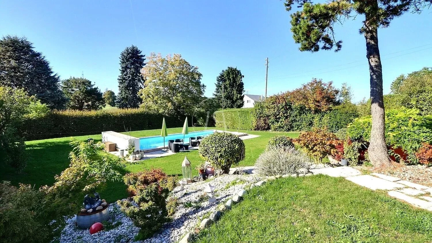 Großer Garten mit Pool und gepflegter Landschaftsgestaltung