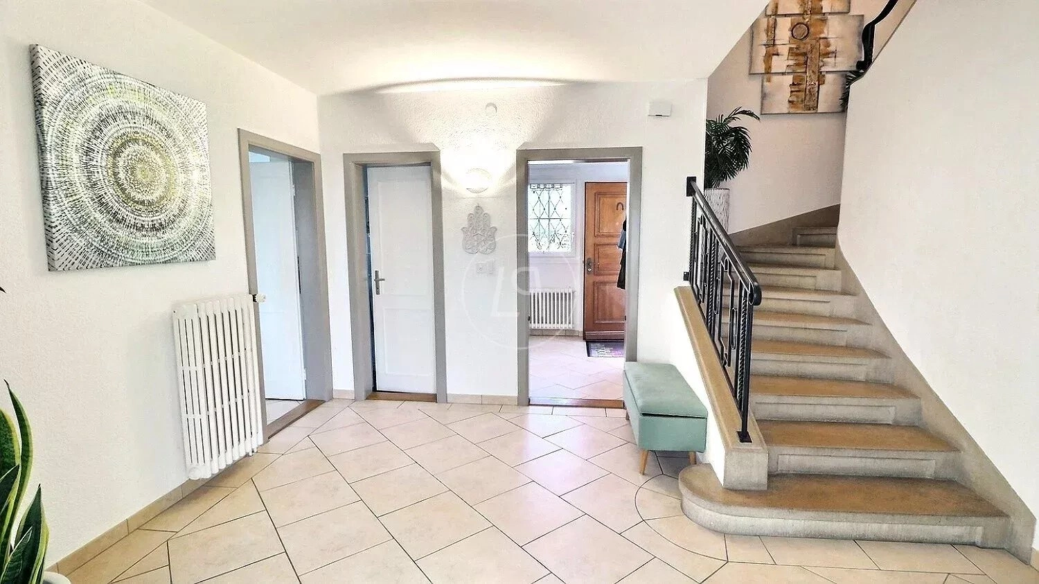 Heller Eingangsbereich mit Treppe