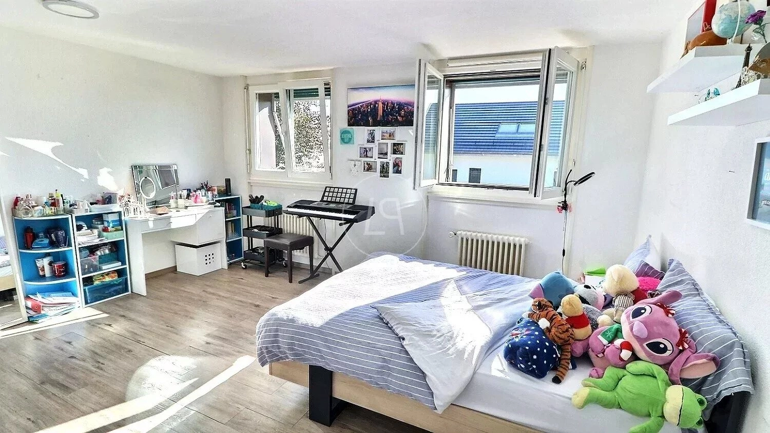 Helles Schlafzimmer mit Fenster, Schreibtisch und Musikkeyboard