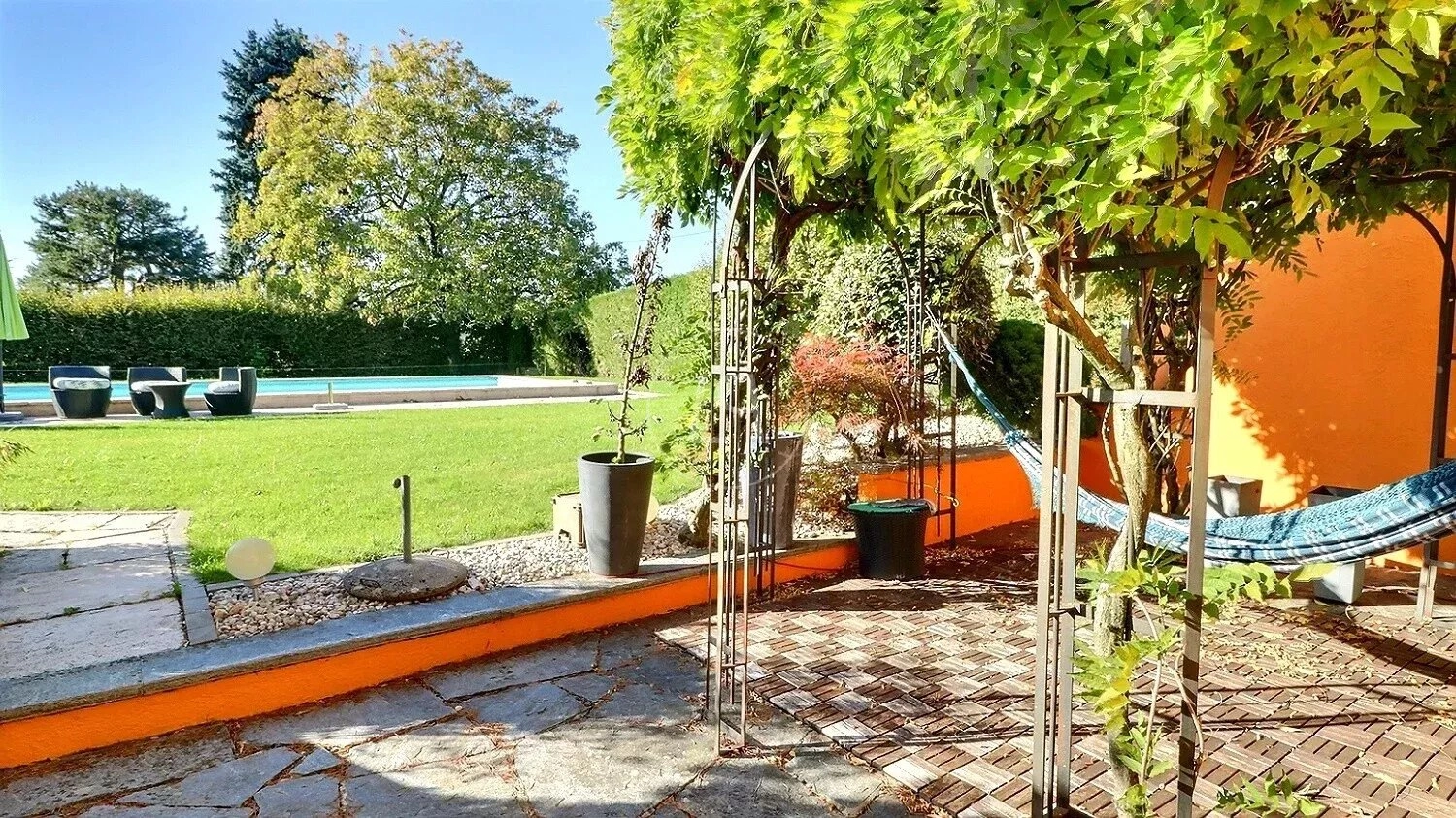 Garten mit Pergola und Pool