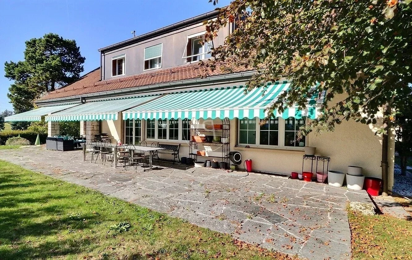 Haus mit Markise und Terrasse