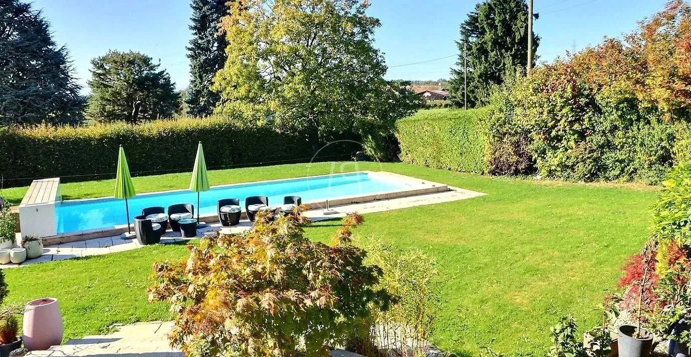 Garten mit Pool und Sitzbereich
