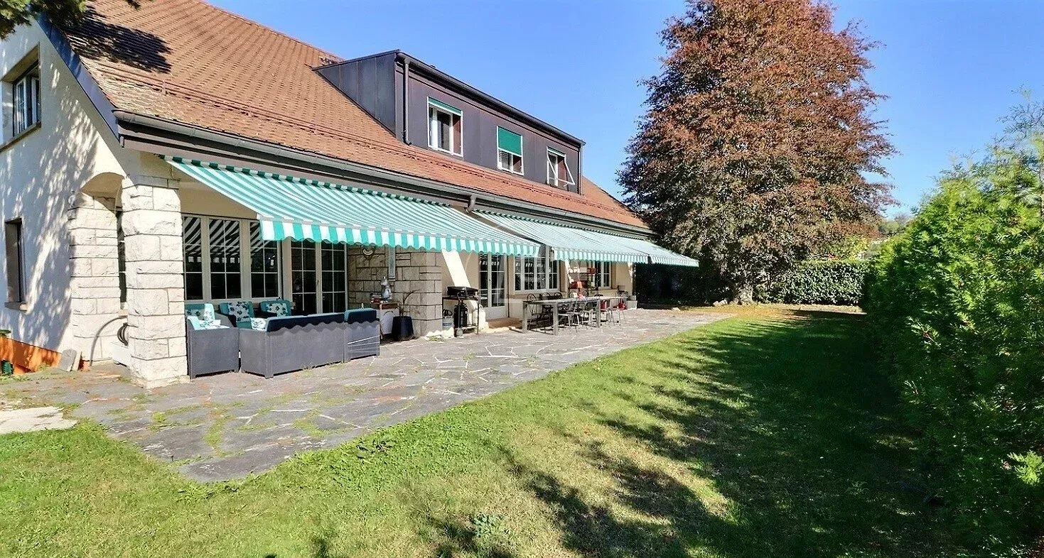 Außenansicht eines Hauses mit Terrasse und Garten
