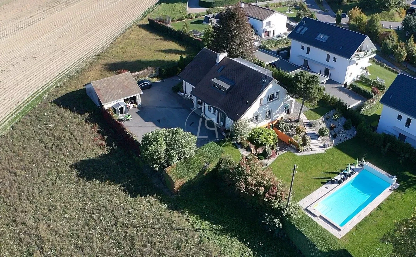 Luftaufnahme eines Einfamilienhauses mit Pool