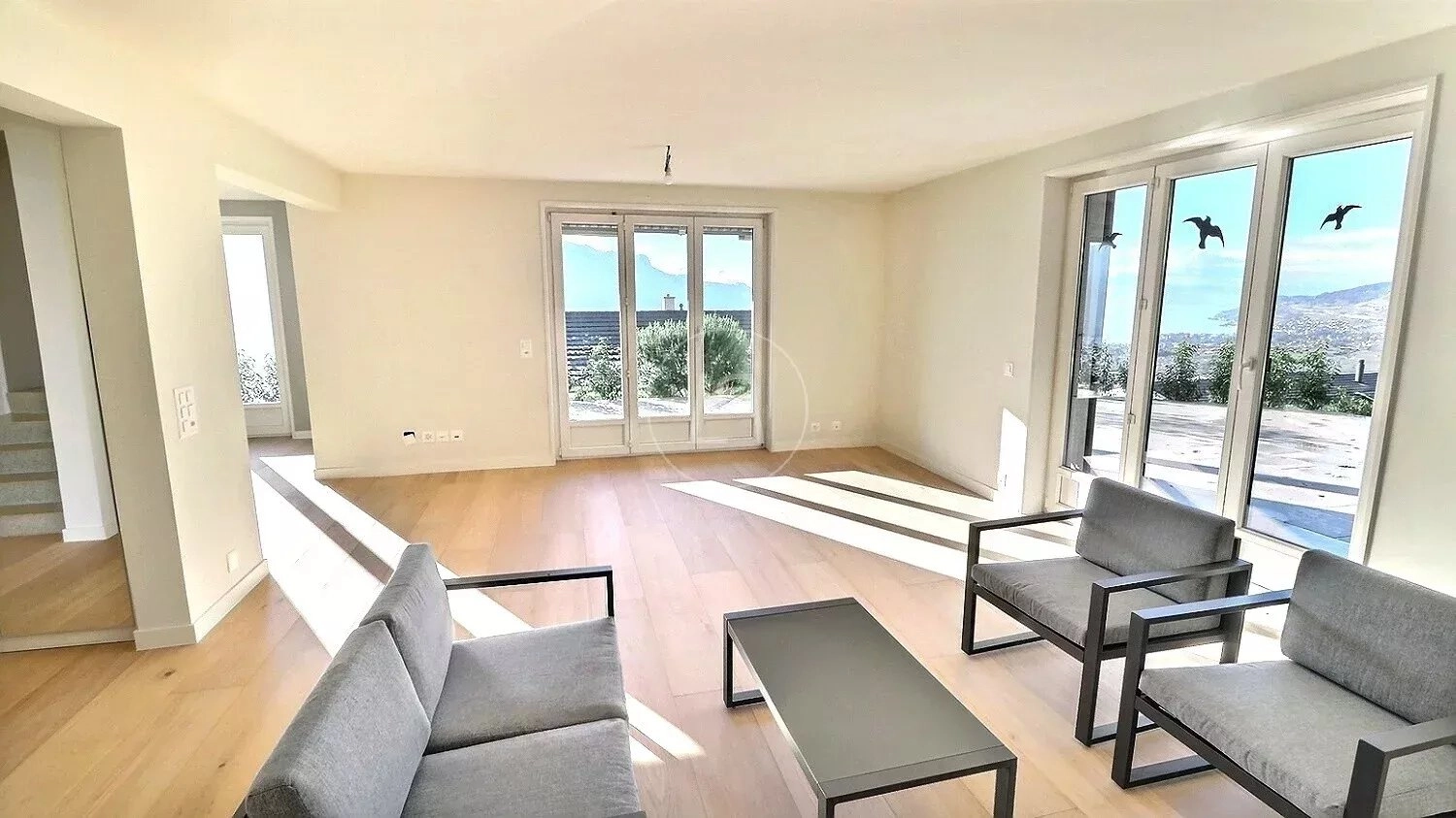 Heller Wohnraum mit Meerblick