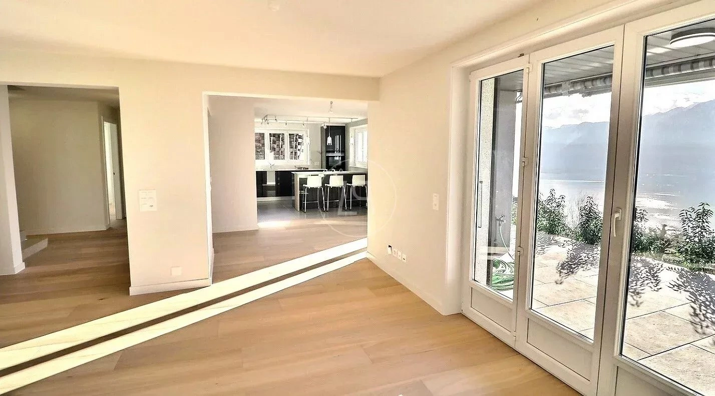 Heller Wohnraum mit Blick auf Küche und Terrasse