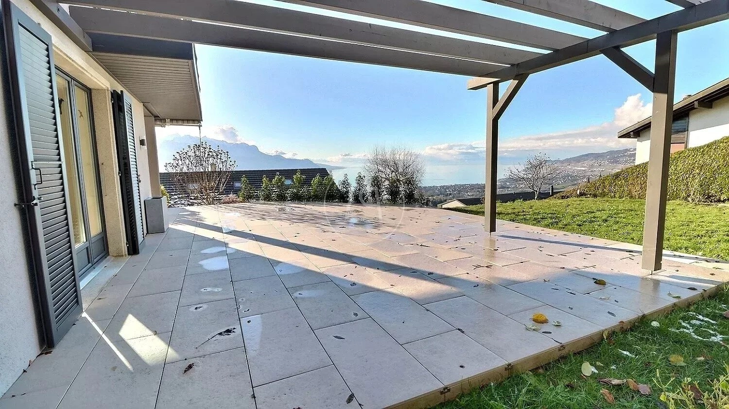 Überdachte Terrasse mit Weitblick