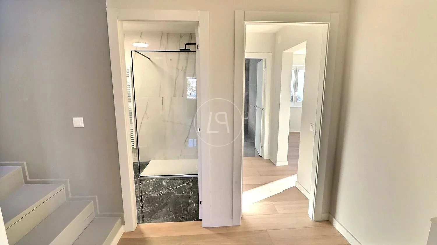 Treppenflur mit Badezimmer und angrenzenden Räumen