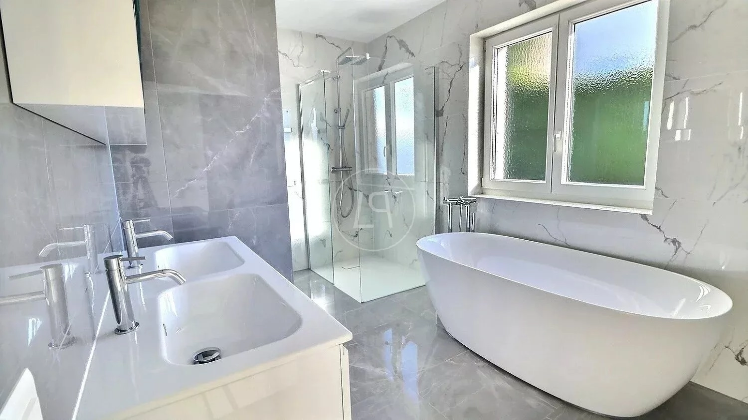 Modernes Badezimmer mit freistehender Wanne und Doppelwaschtisch