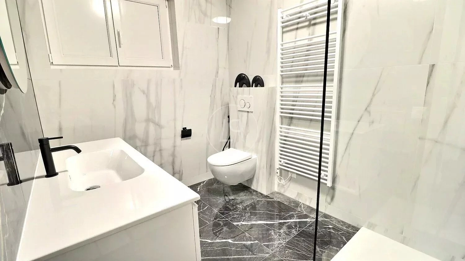 Modernes Badezimmer mit Marmoroptik
