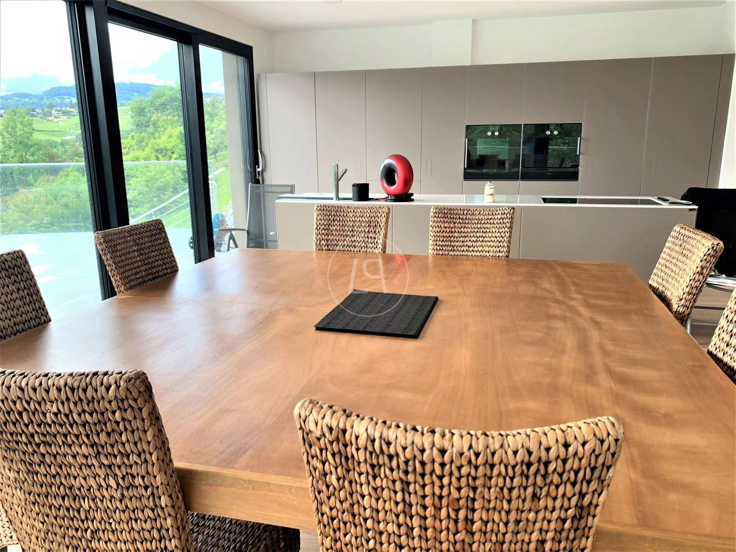 Offener Essbereich mit Küche und Panoramablick