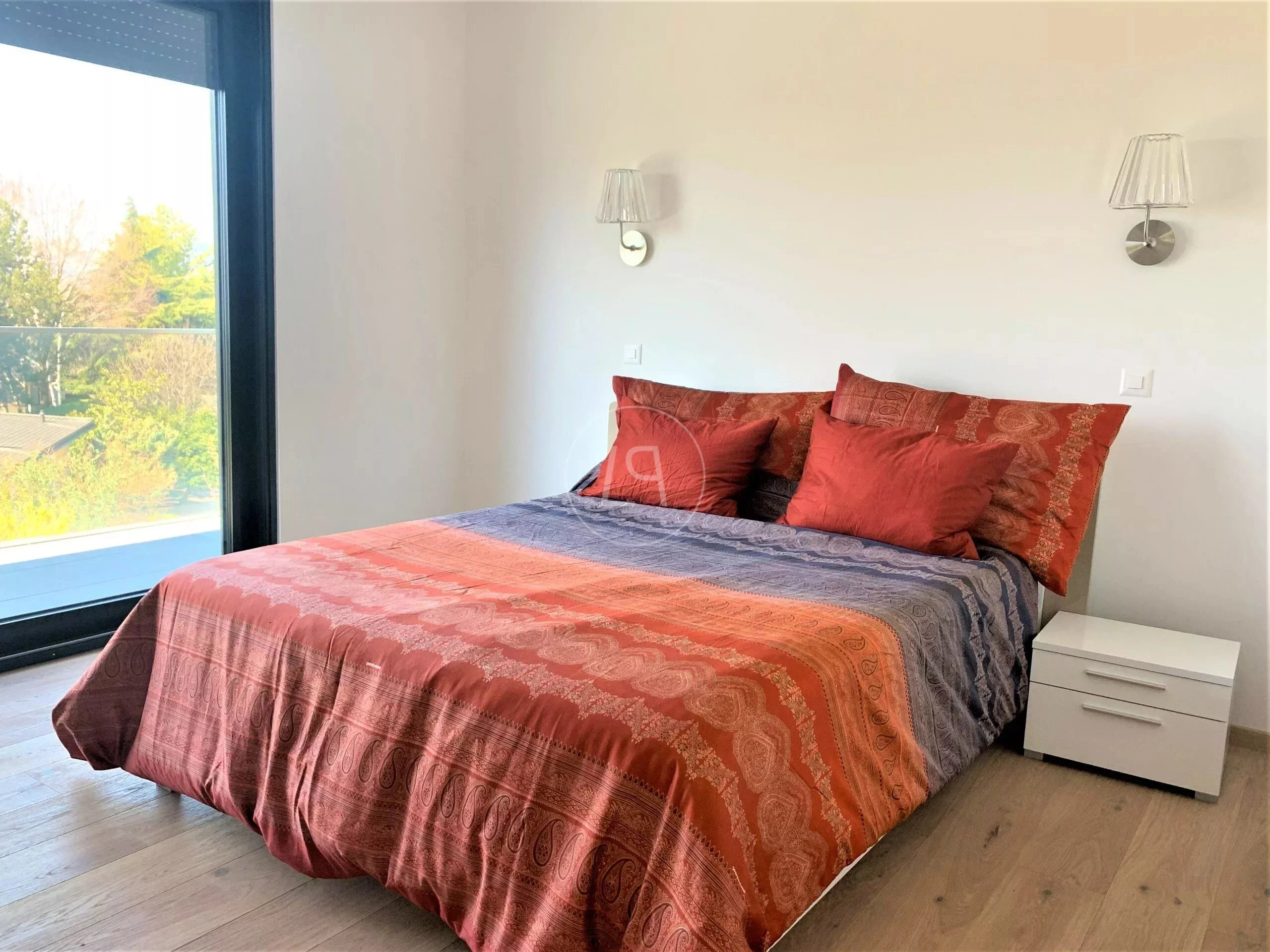 Modernes Schlafzimmer mit großem Fenster