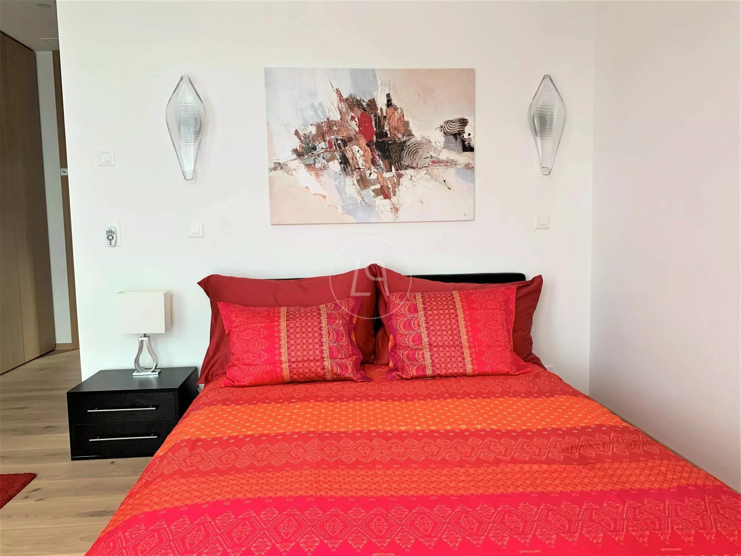 Schlafzimmer mit farbigem Bettbezug