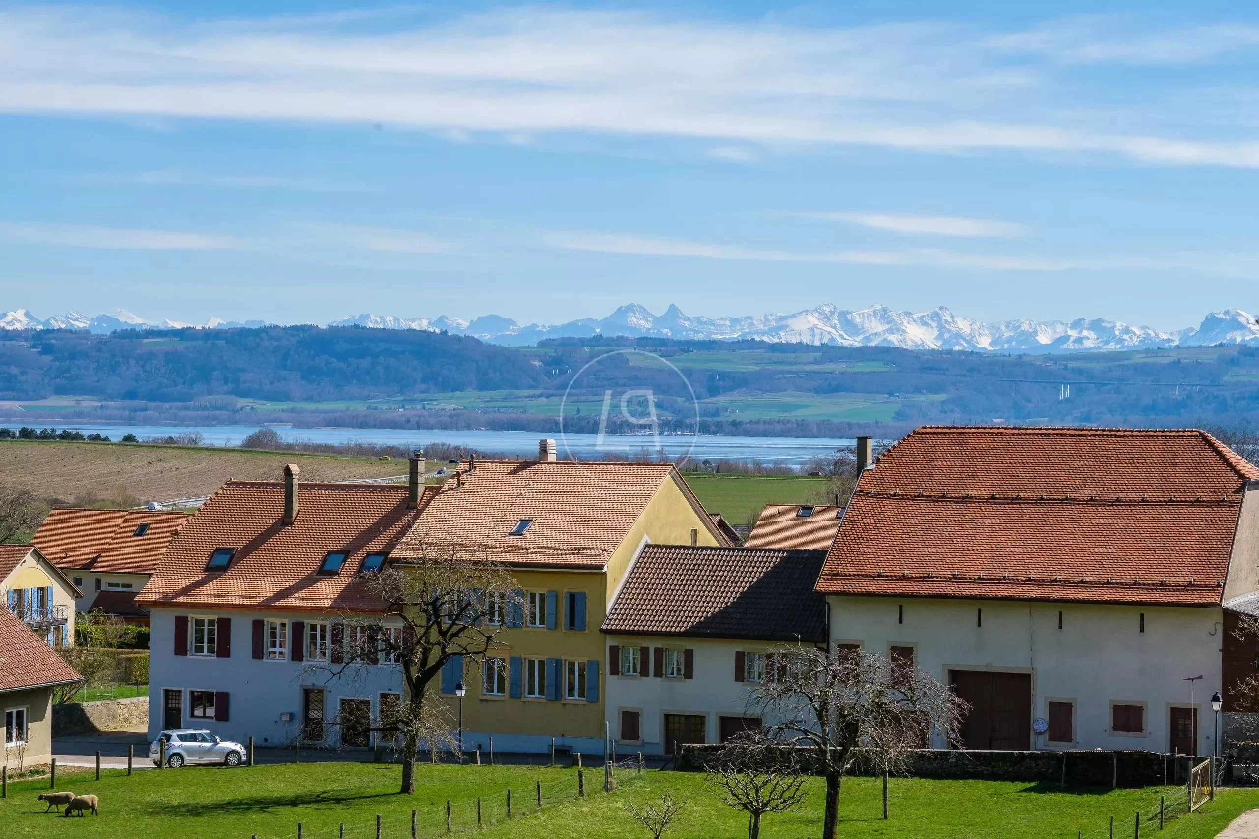 Wohnhäuser mit Berg- und Seeblick