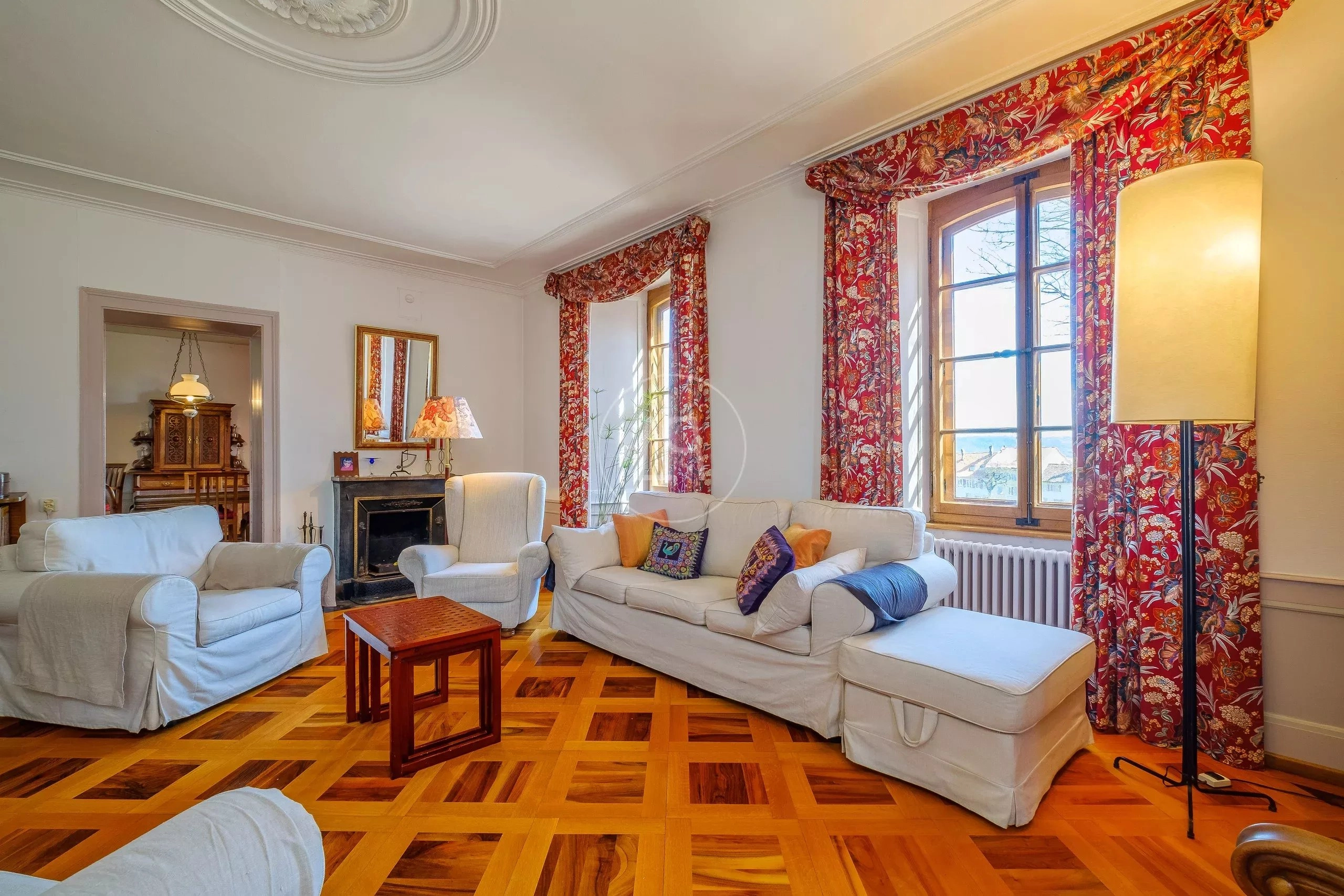 Elegantes Wohnzimmer mit klassischen Elementen