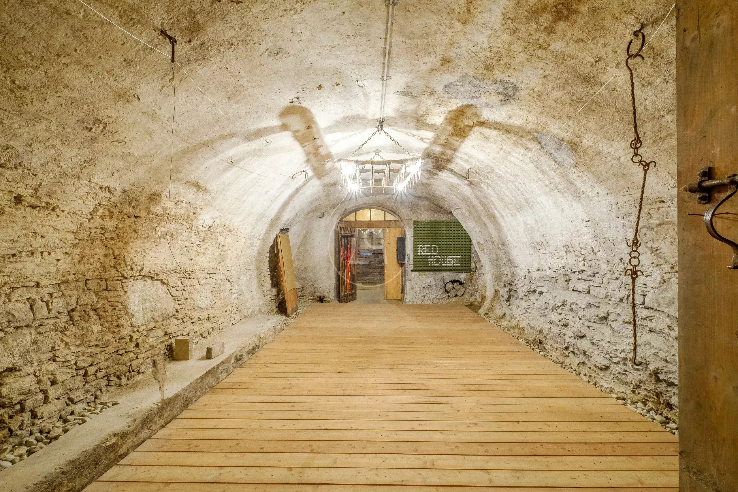 Gewölbter Kellerraum mit Holzboden