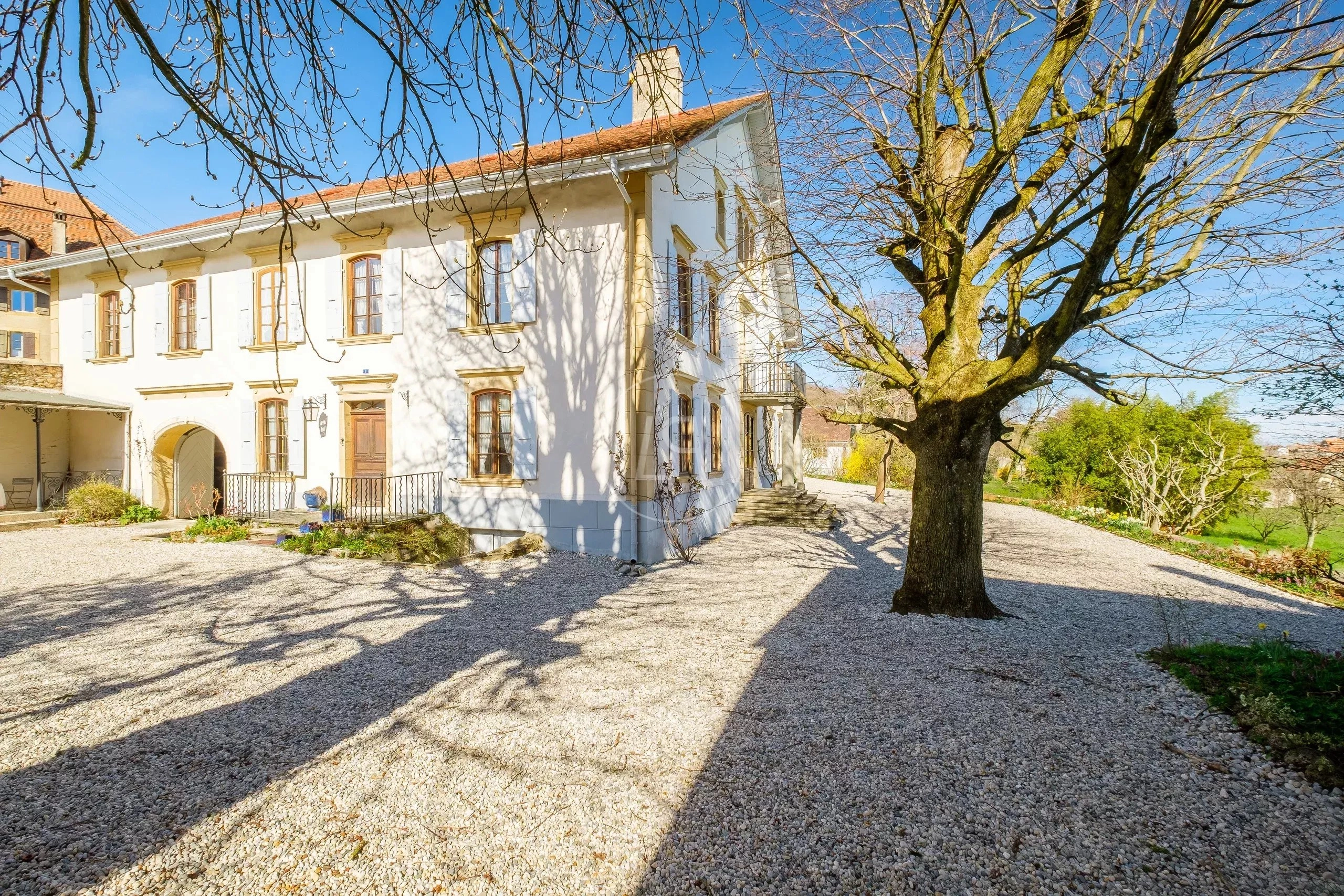 Historisches Herrenhaus mit Gartenansicht