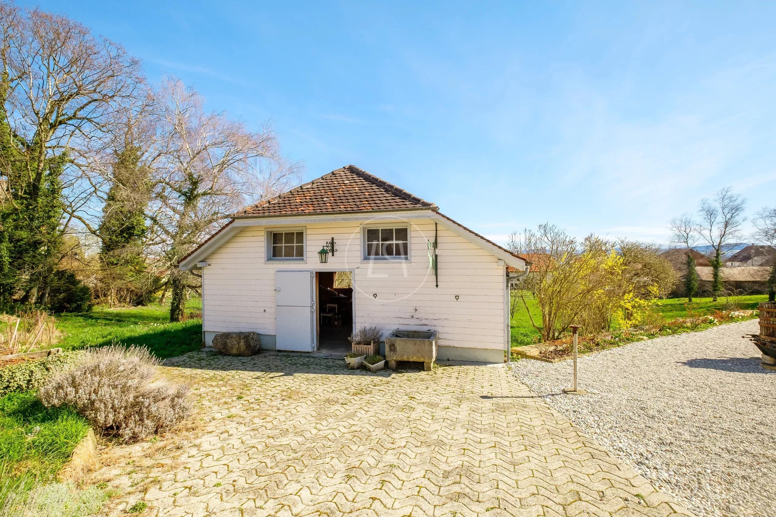 Landhausähnliches Nebengebäude mit Gartenhof
