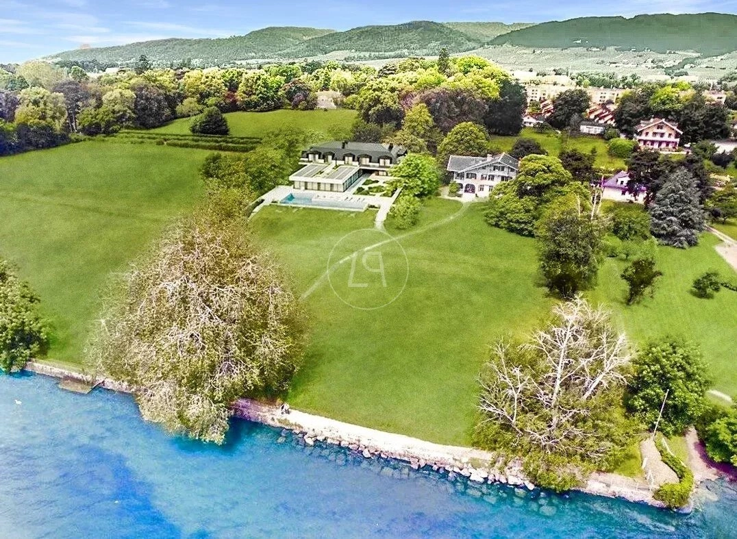 Luftaufnahme eines Seegrundstücks mit Villa und großem Umland