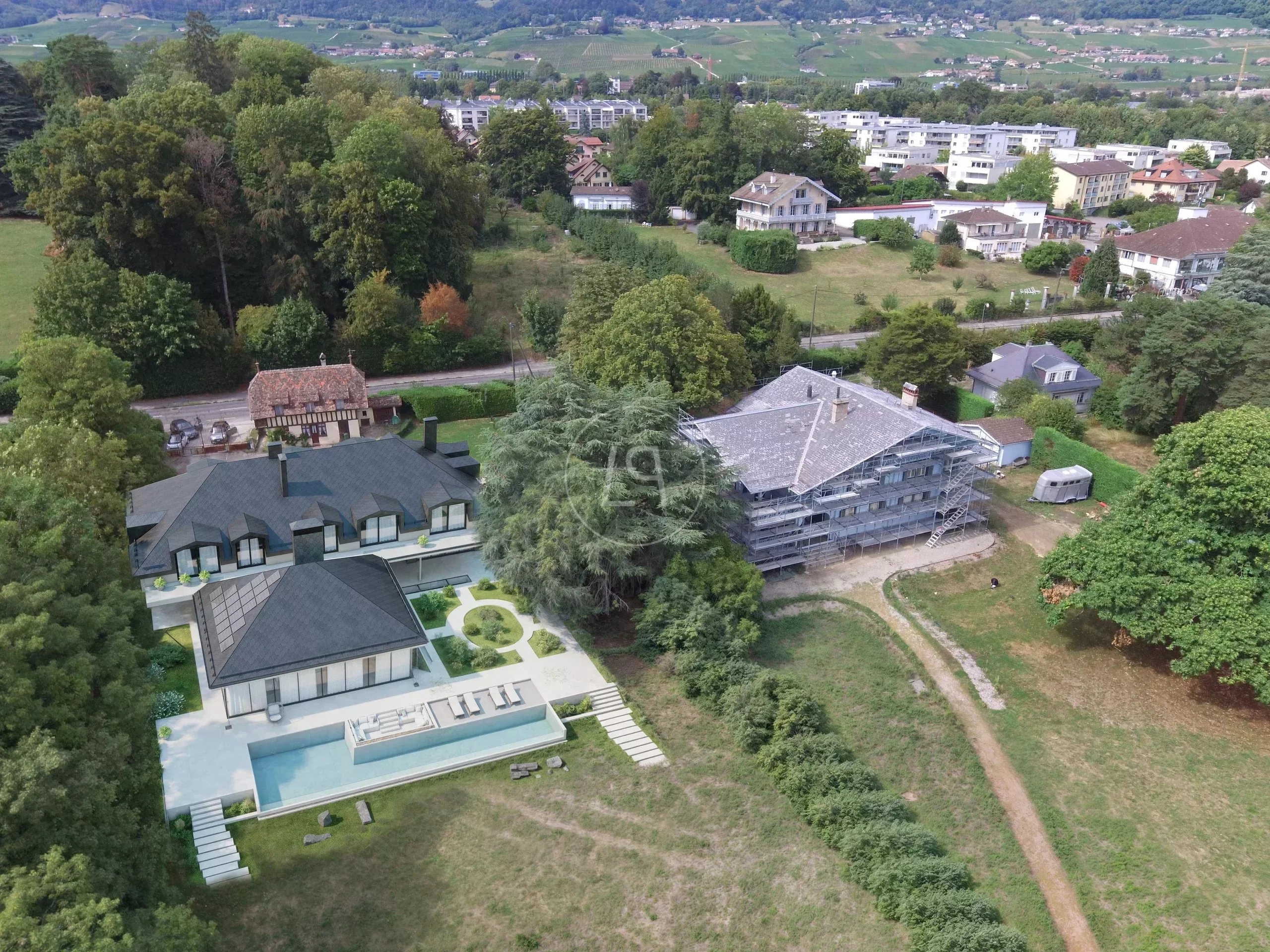 Luftaufnahme eines Grundstücks mit Villen und Gartenanlage