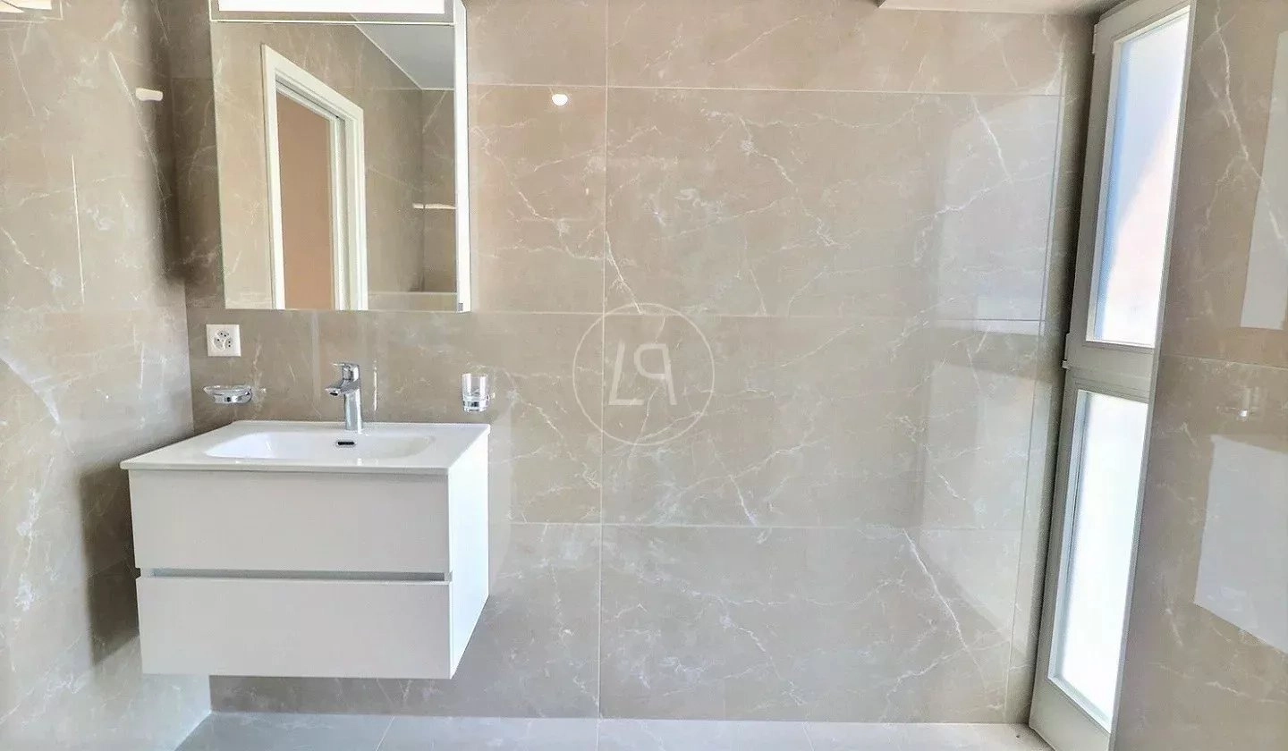 Modernes Badezimmer mit Waschtisch in Natursteinoptik