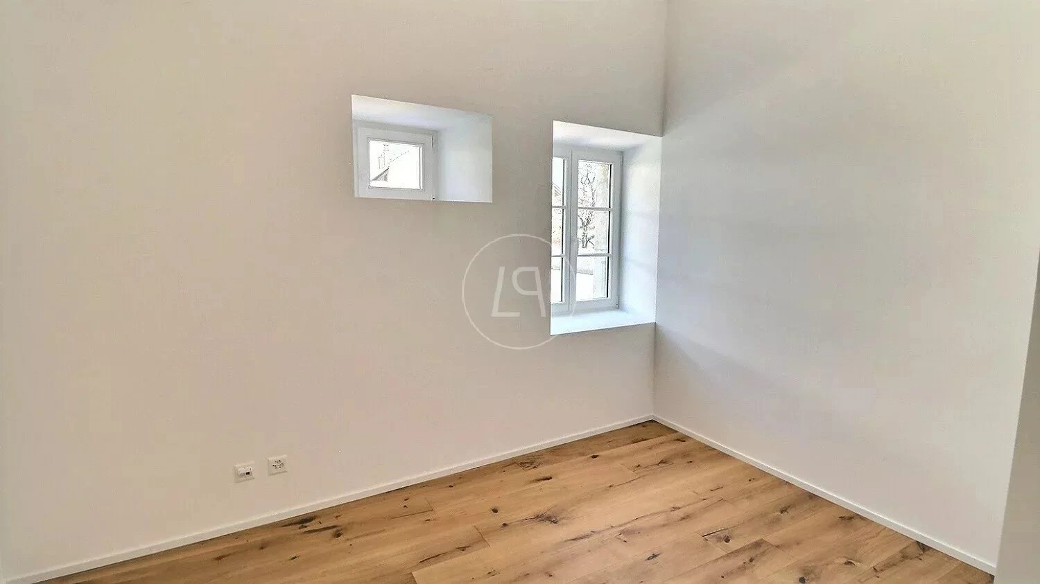 Heller leerer Raum mit Holzfußboden
