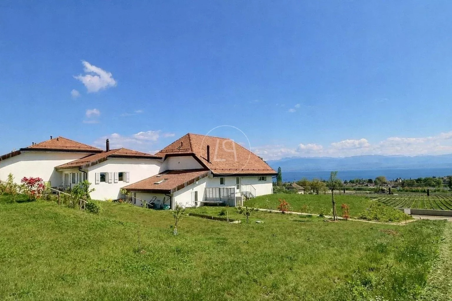 Haus mit Seeblick und großem Garten