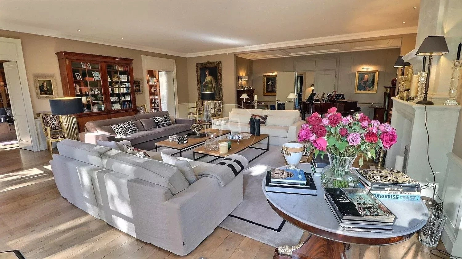 Elegantes Wohnzimmer mit klassischer Einrichtung