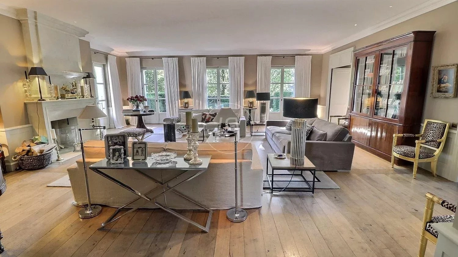 Elegantes Wohnzimmer mit klassischer Einrichtung