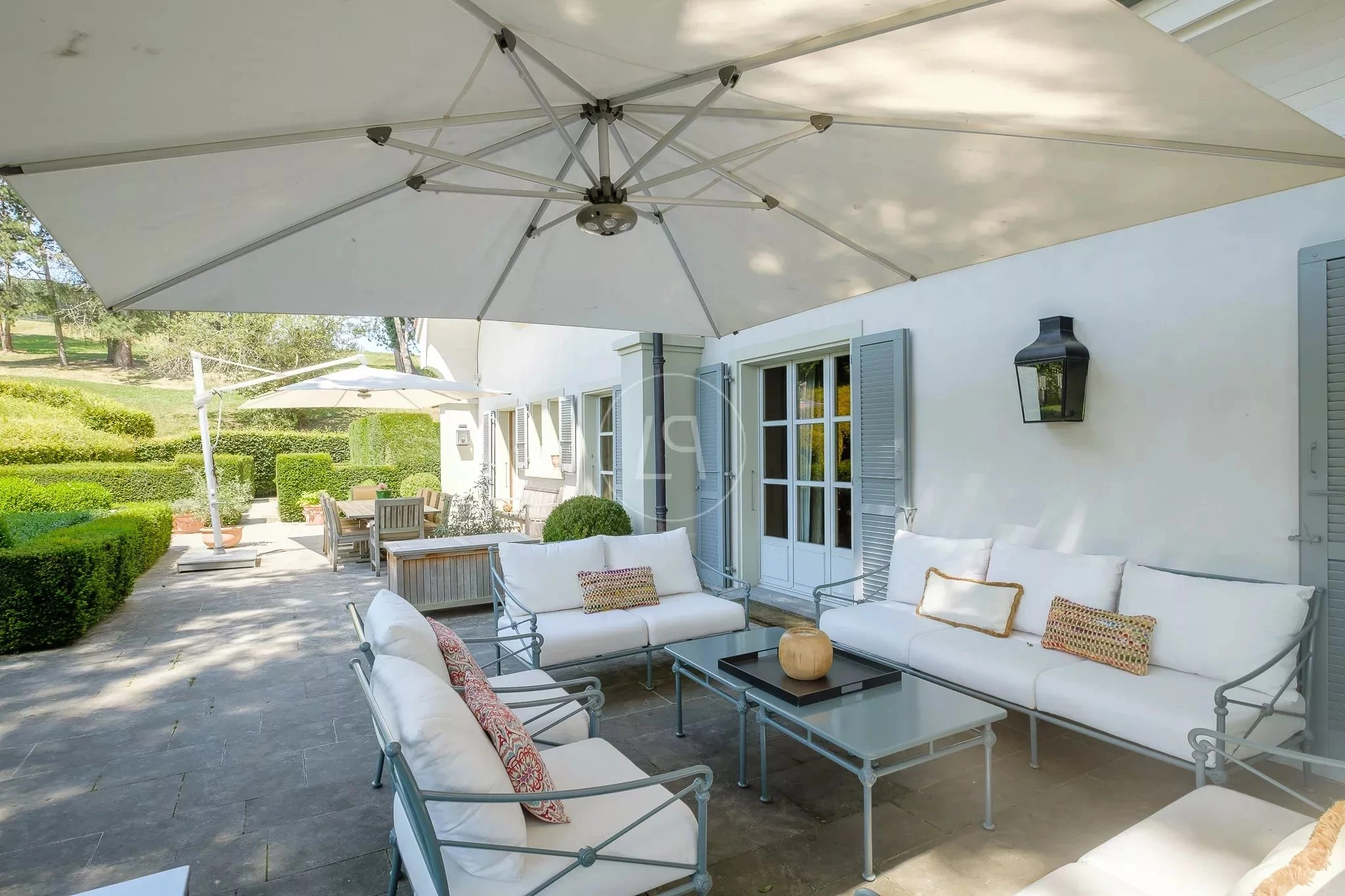 Elegante Terrassenlounge mit Sonnenschirmen