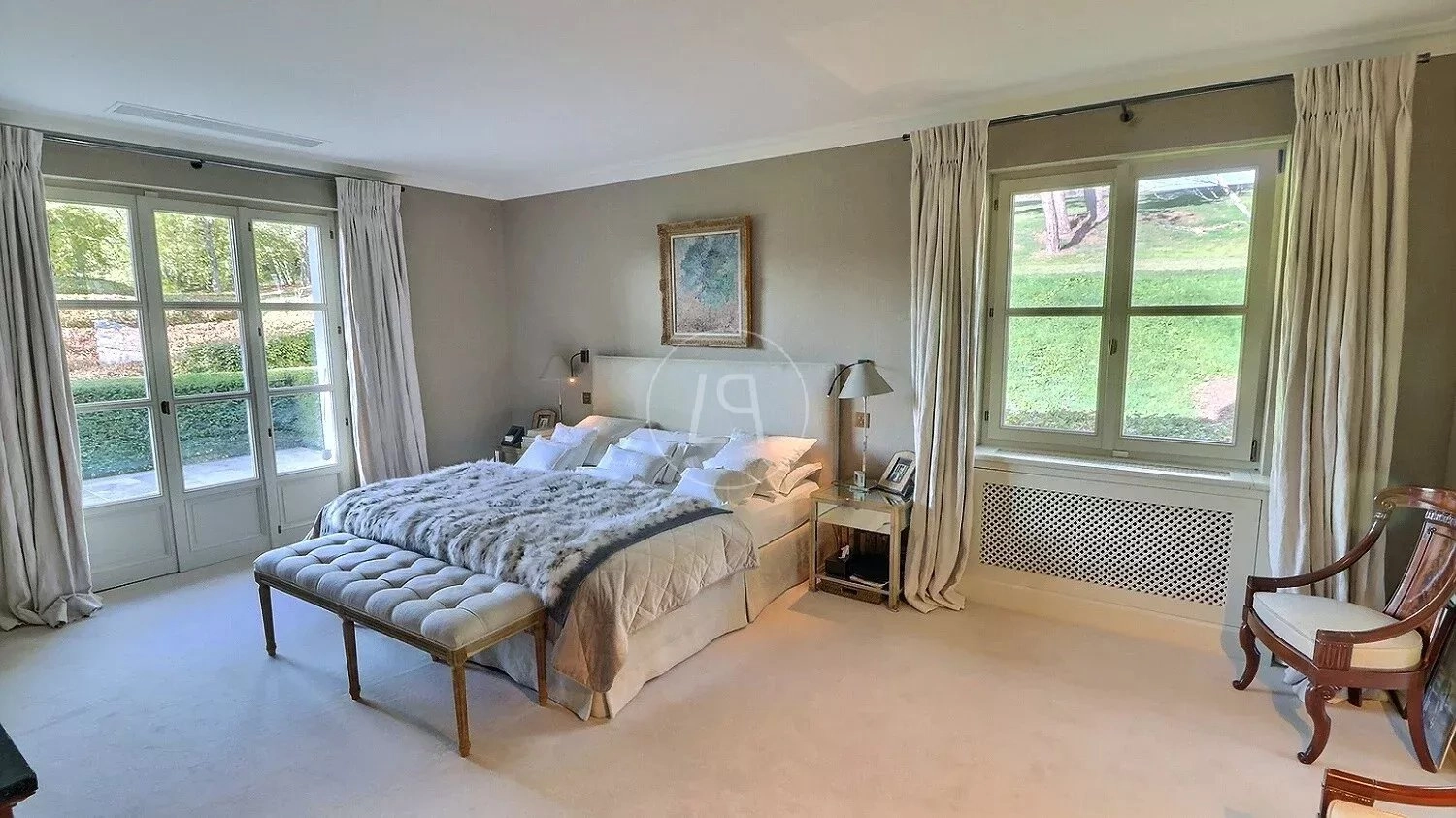Helles Schlafzimmer mit großen Fenstern