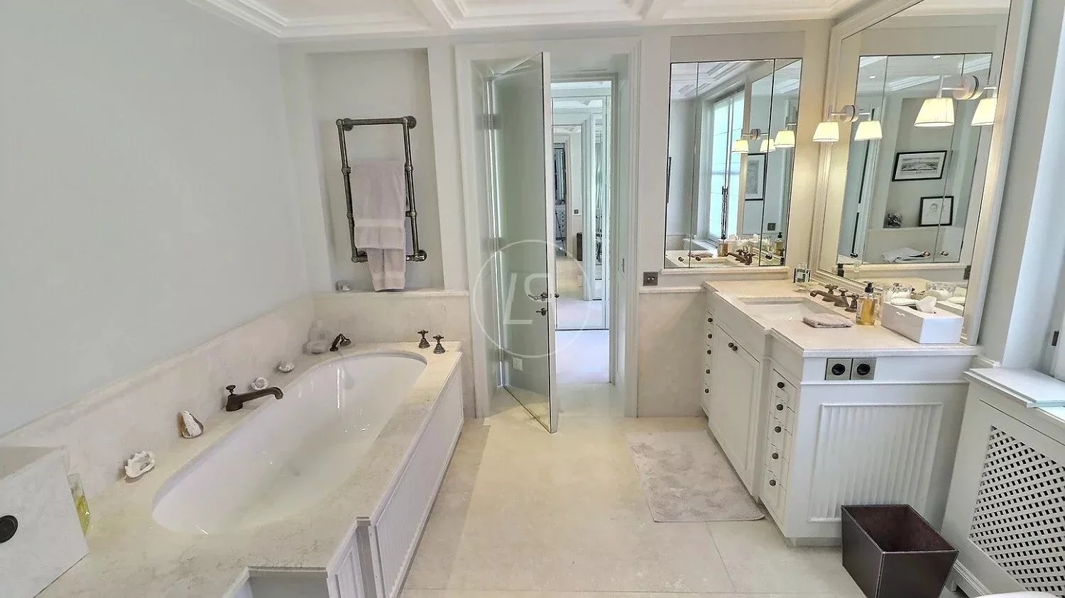 Elegantes Badezimmer mit Doppelwaschtisch und Badewanne