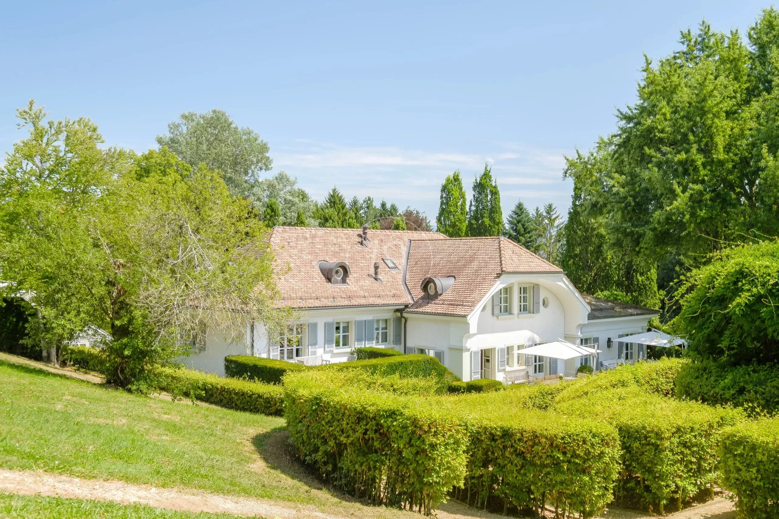 Elegantes Landhaus mit rotem Ziegeldach