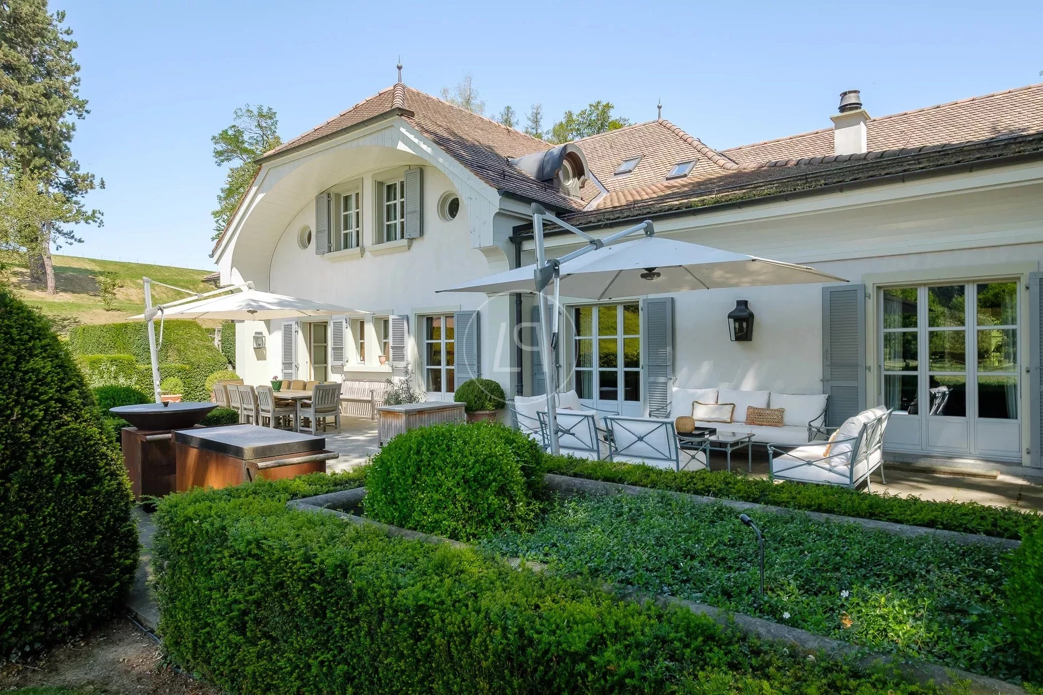 Elegante Villa mit Garten- und Terrassenbereich