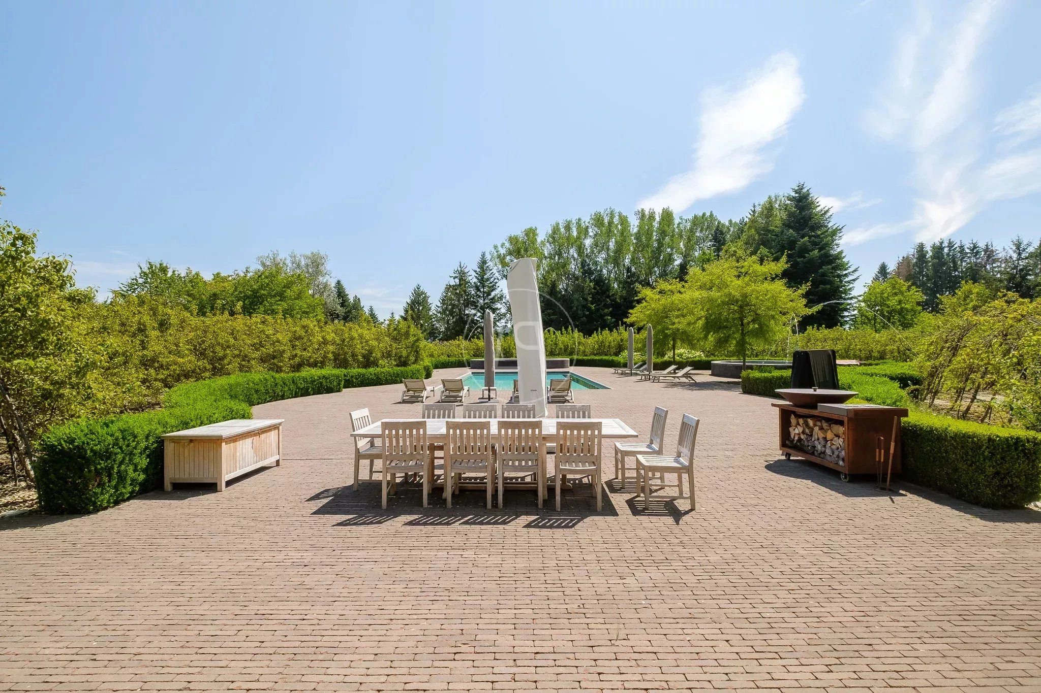 Poolterrasse mit Outdoor-Lounge und Garten