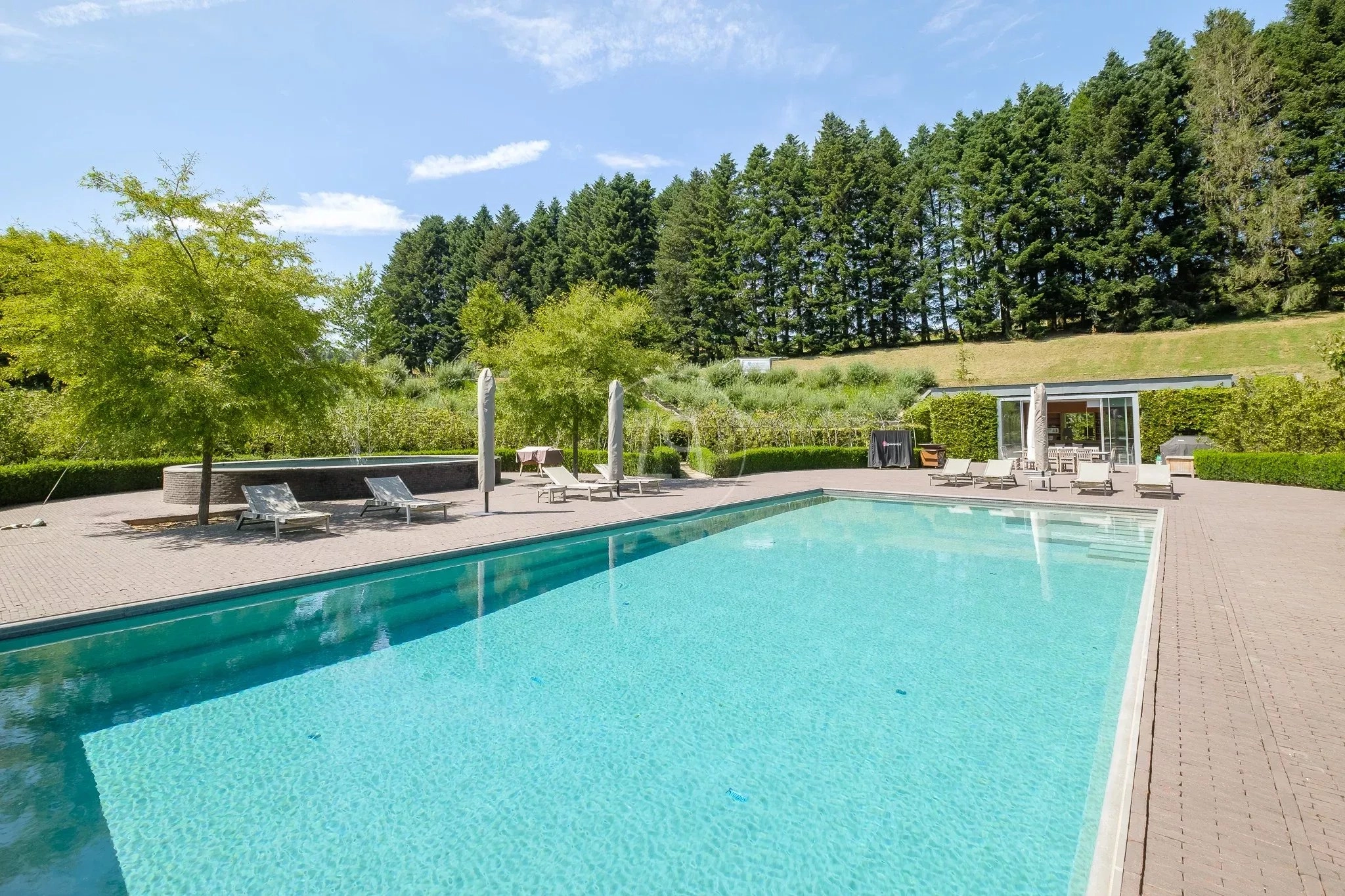Außenbereich mit Poolanlage