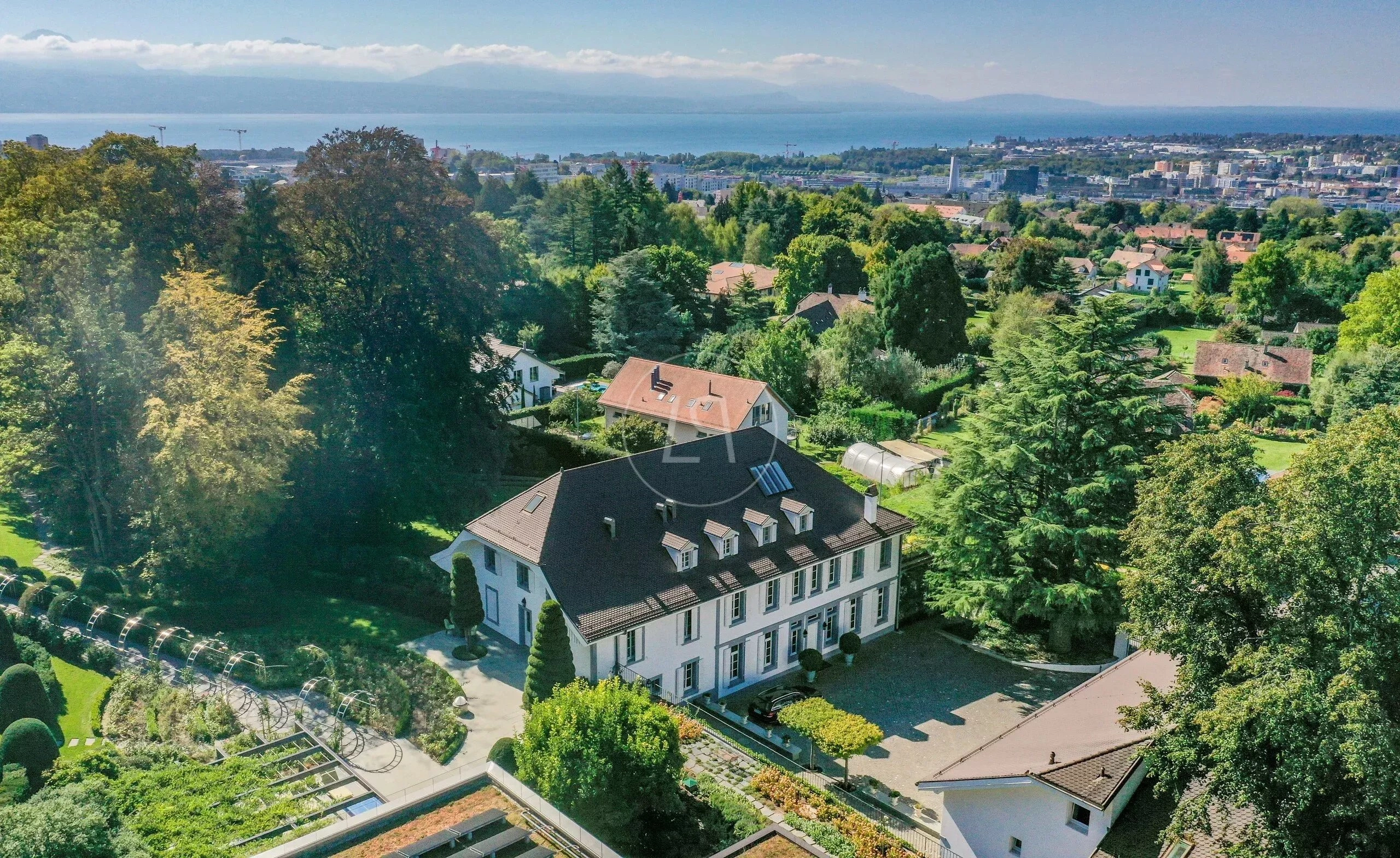 Luftaufnahme einer Villa mit Seeblick