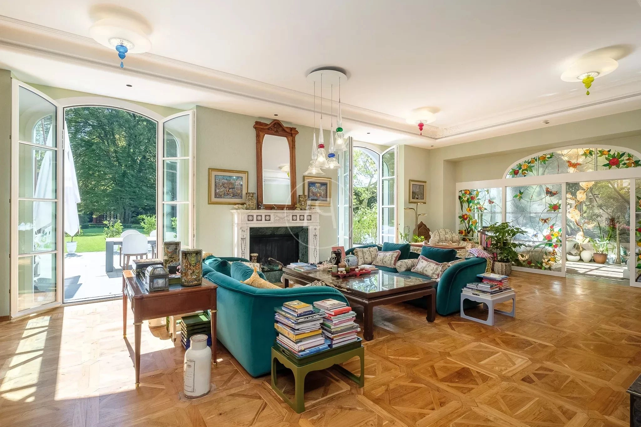 Elegantes Wohnzimmer mit Gartenblick