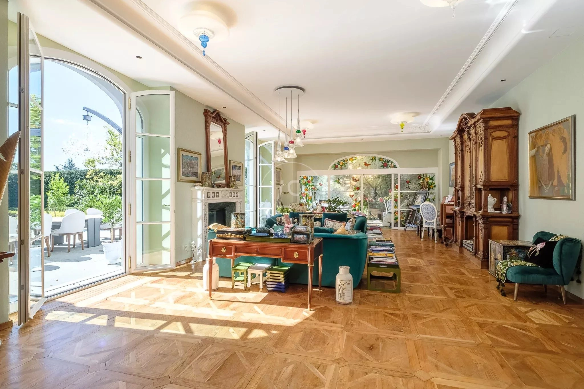 Elegantes Wohnzimmer mit Terrassenzugang
