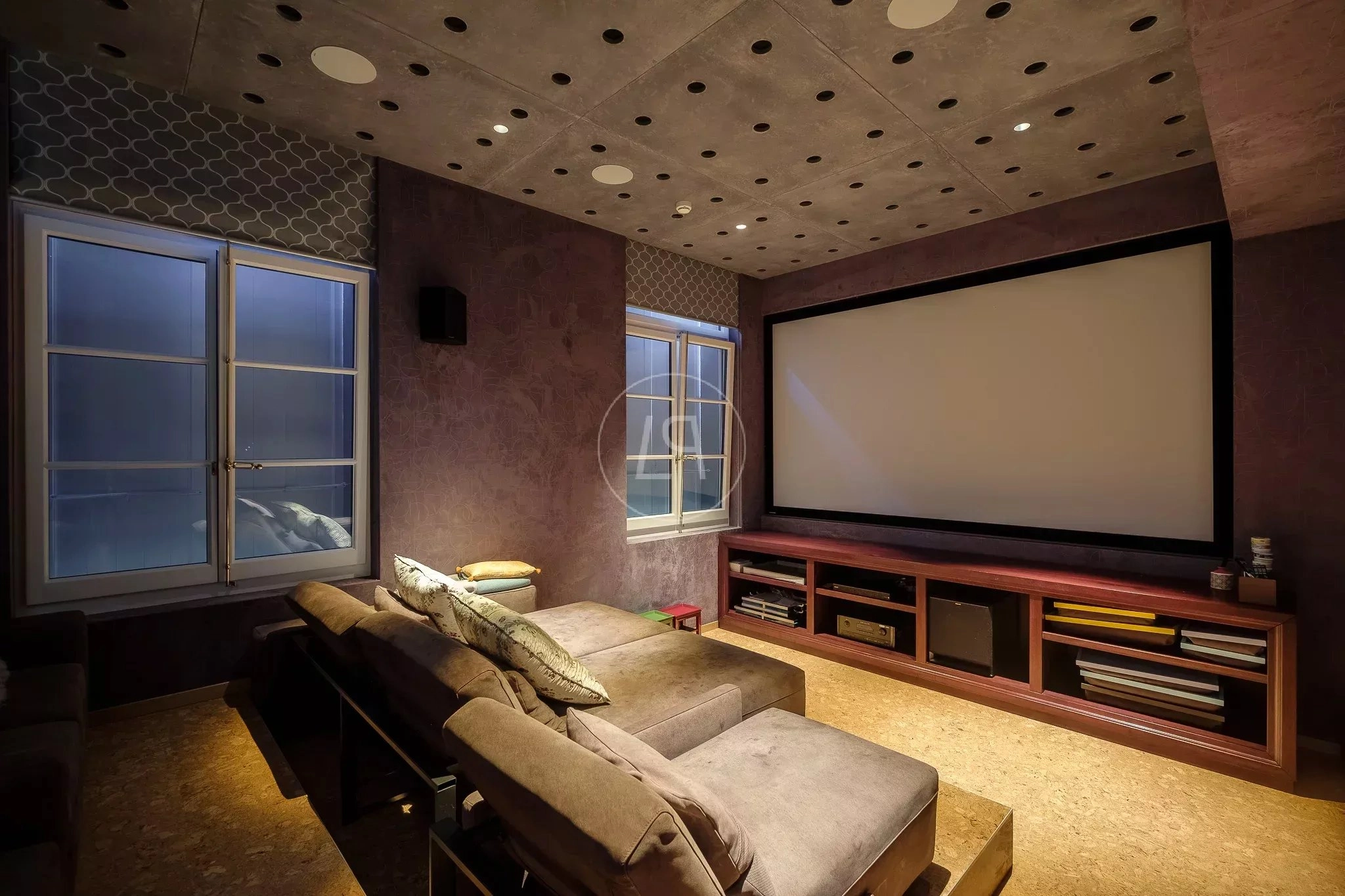 Heimkino mit Leinwand und Sitzlandschaft