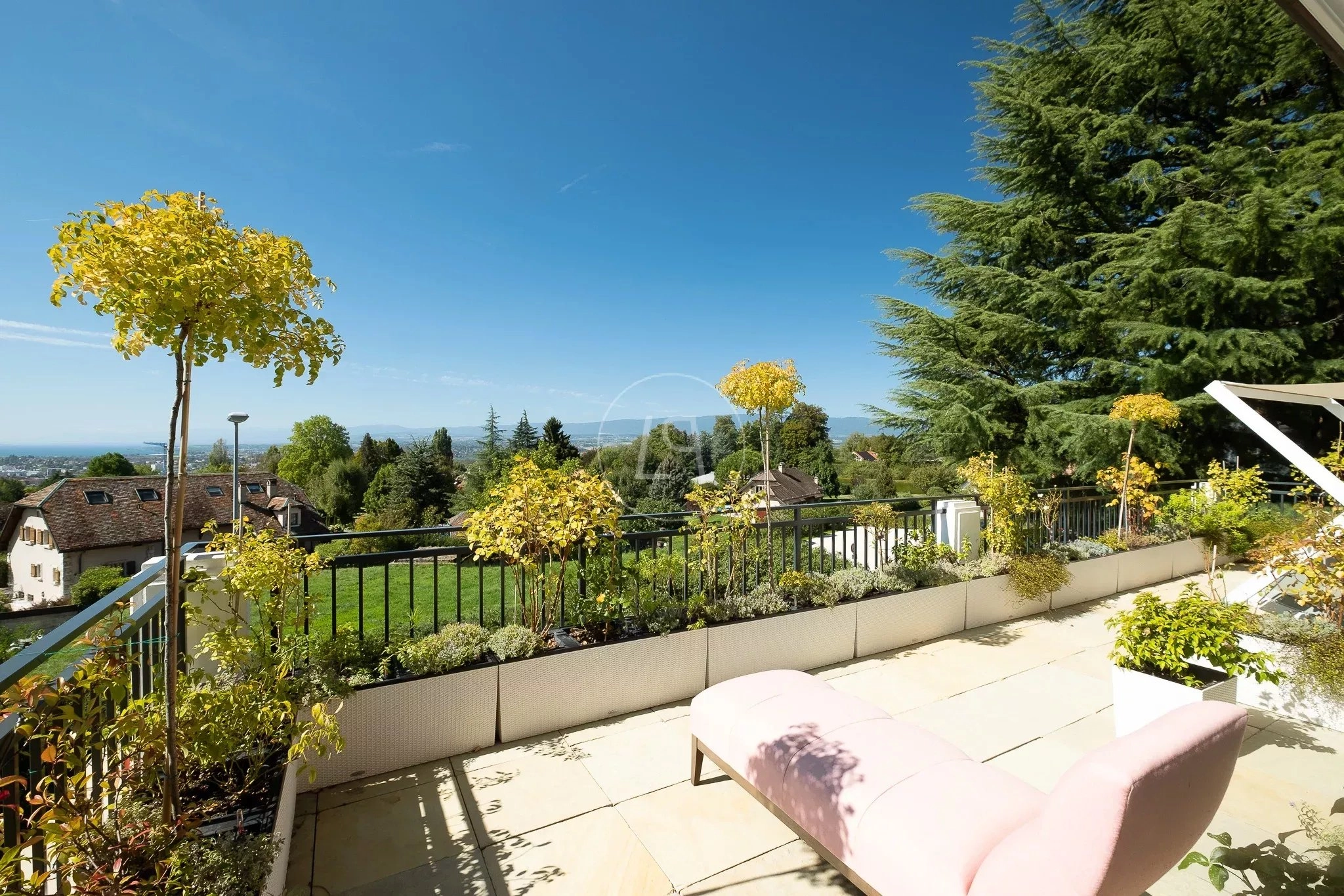 Terrasse mit Weitblick und Bepflanzung