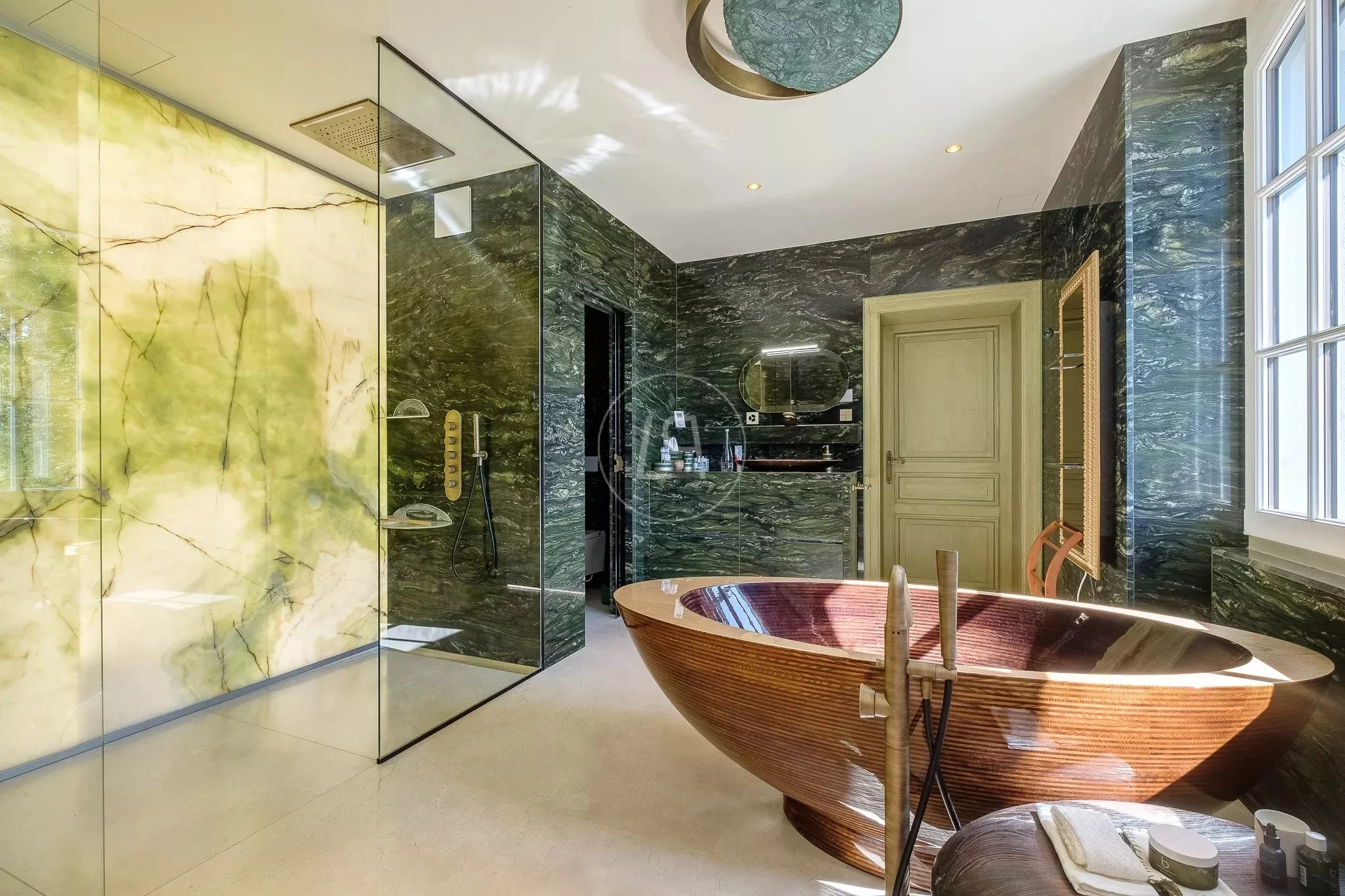 Luxuriöses Badezimmer mit freistehender Wanne