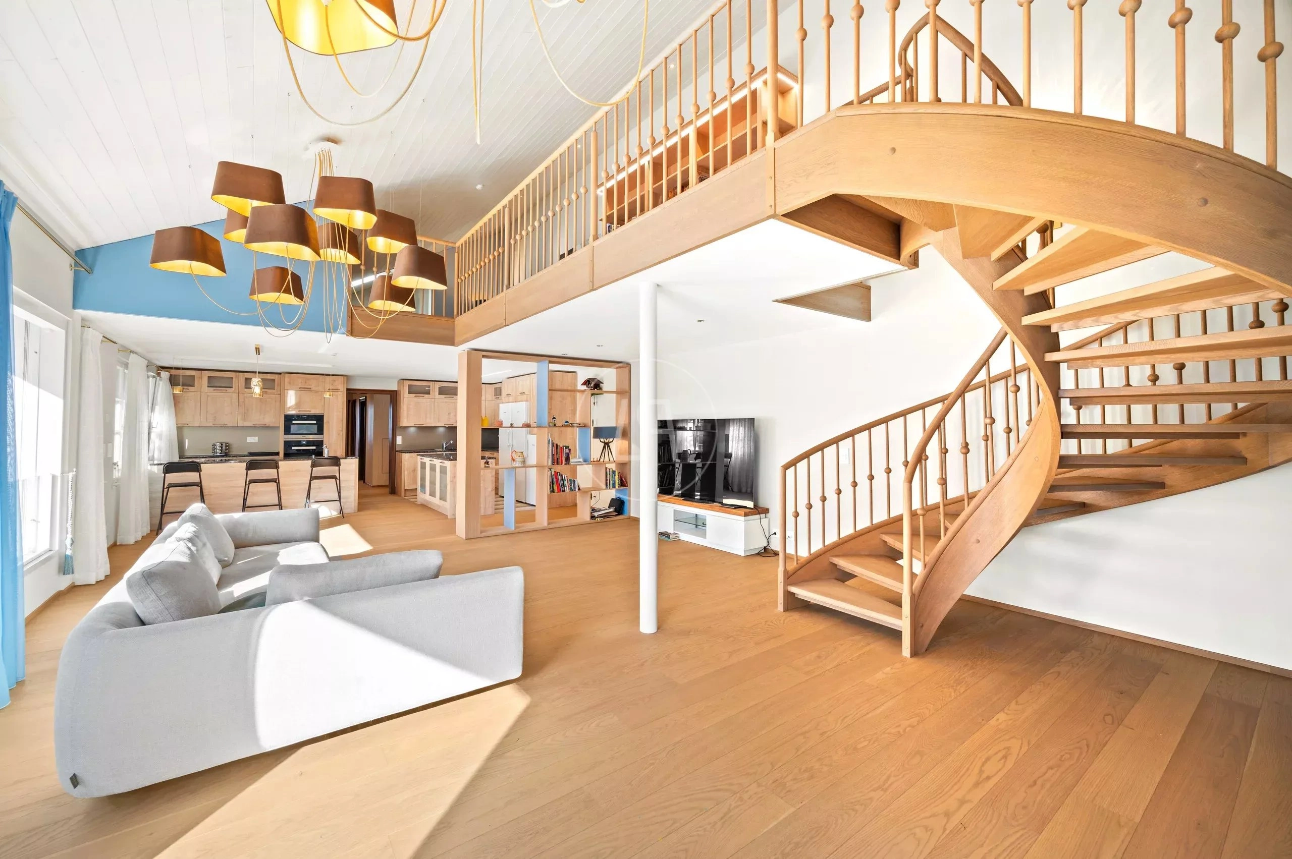 Offener Wohnbereich mit Galerie und Holztreppe