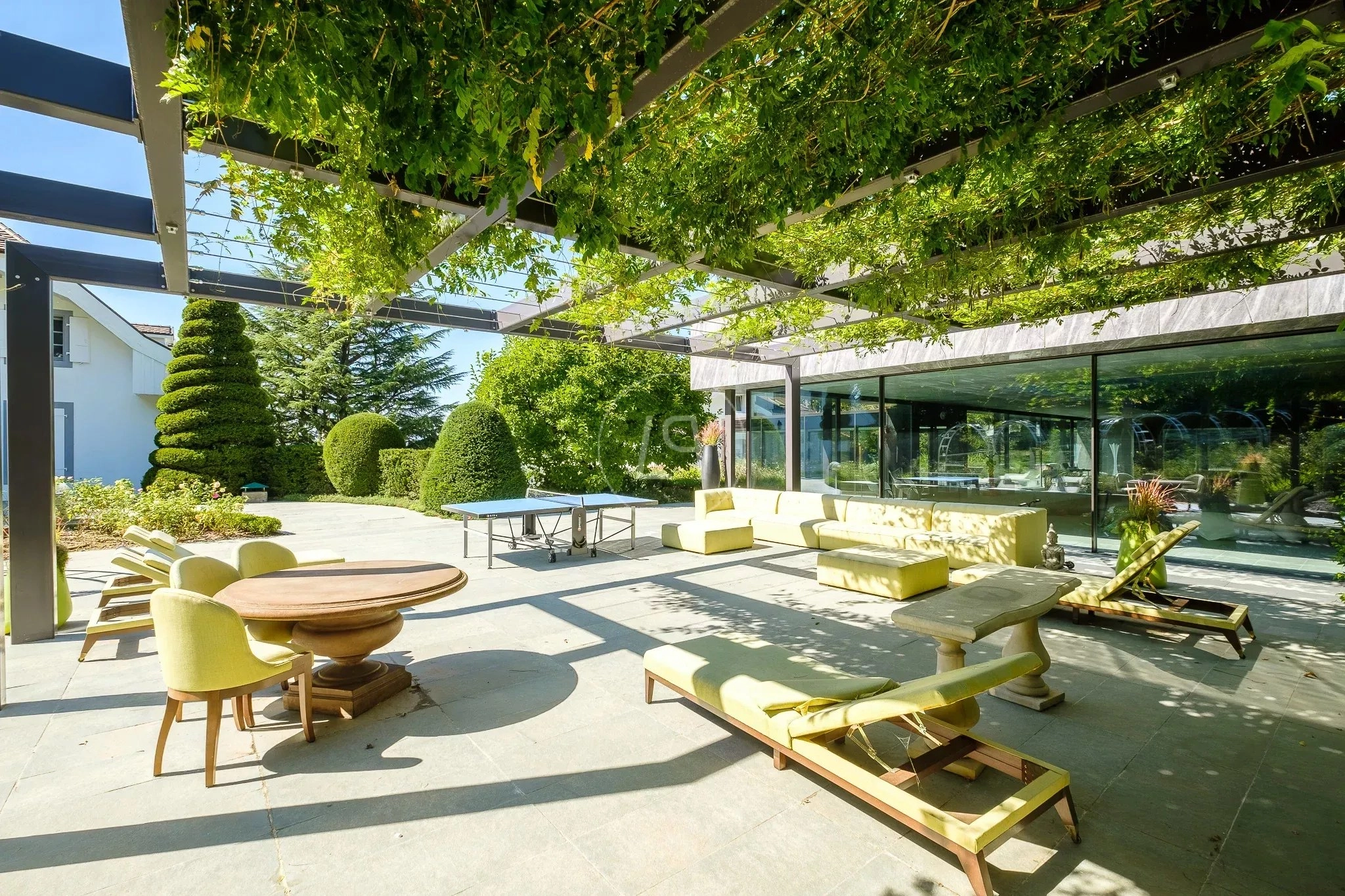 Großzügige Garten-Terrasse mit Lounge und Pergola