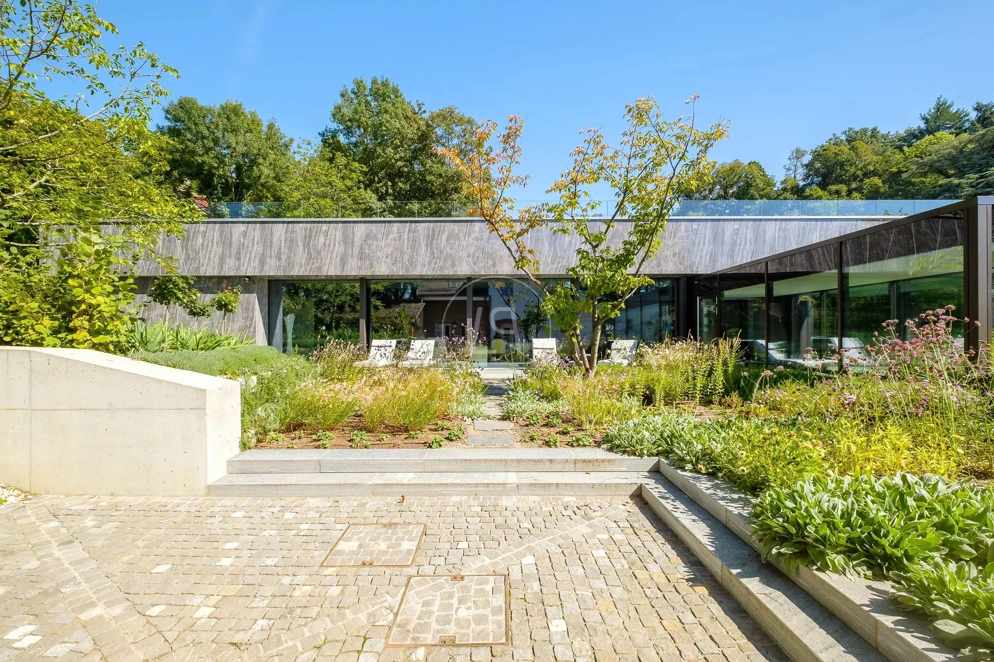 Moderne Gartenansicht eines Flachdachgebäudes