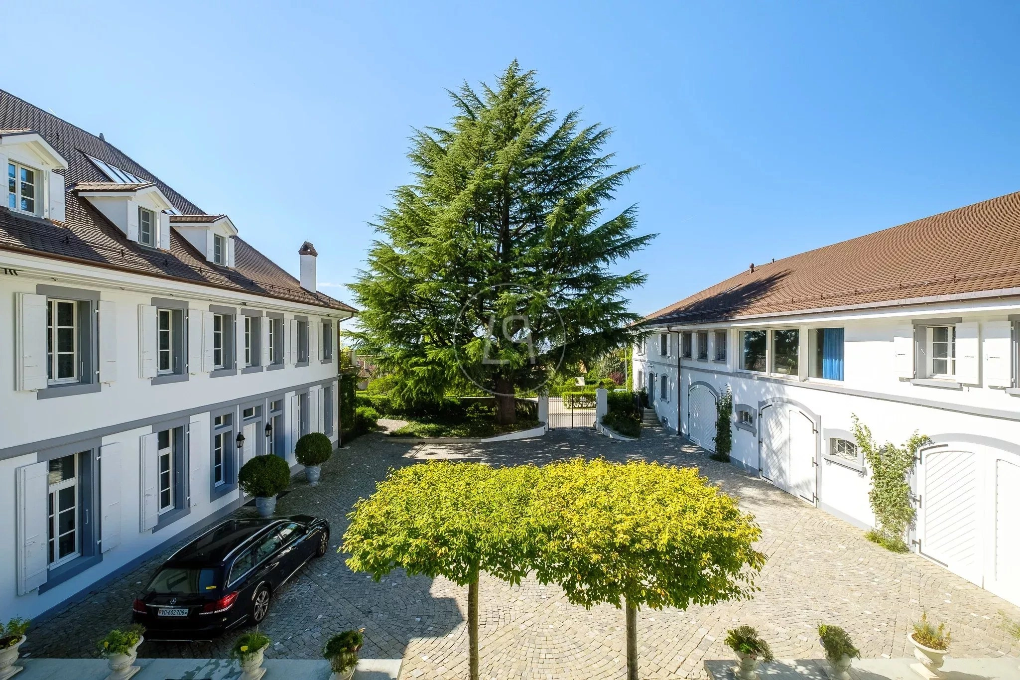 Heller Innenhof eines repräsentativen Anwesens
