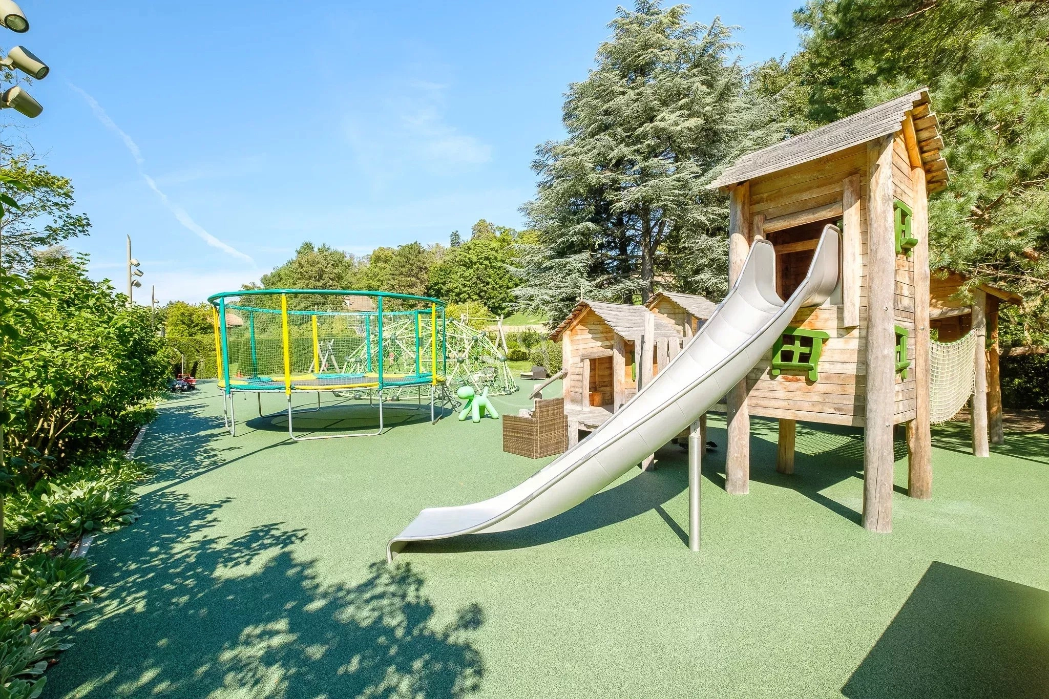 Spielplatz mit Kletterturm und Rutsche