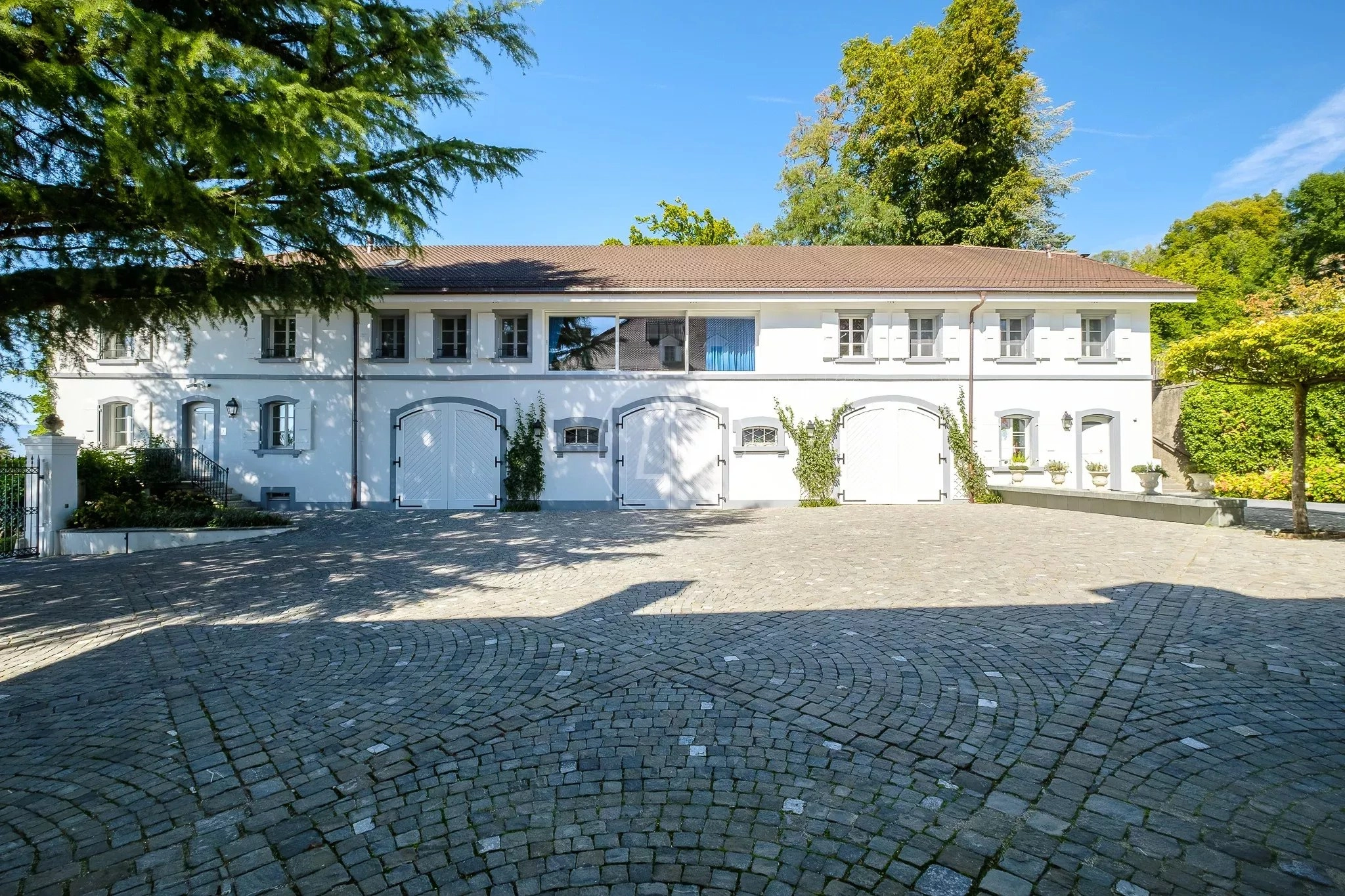 Helle Villa mit großer Auffahrt