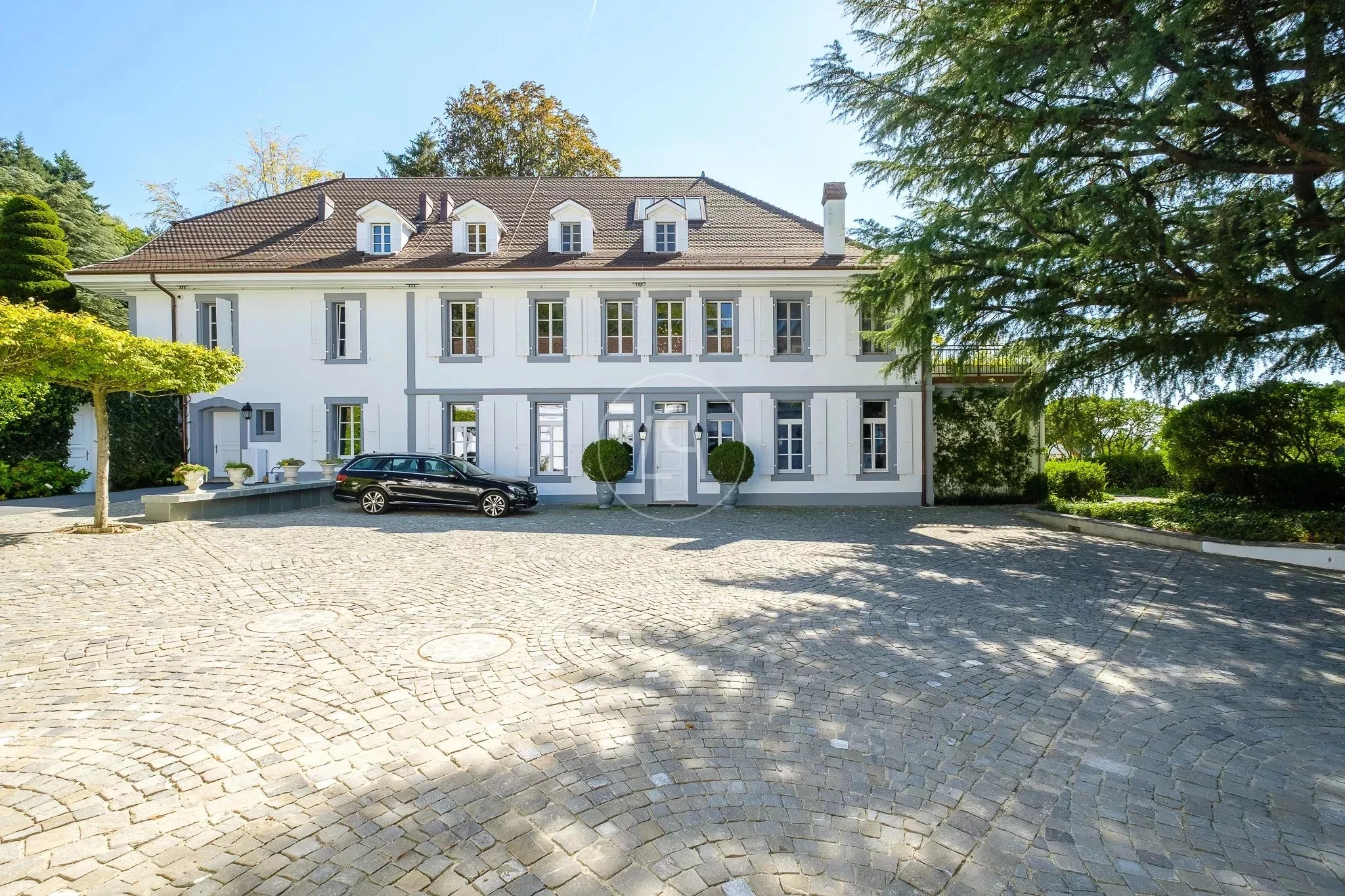 Repräsentative Villa mit großem Vorplatz
